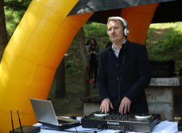 Festival & Şenlik Organizasyonu festival ve senlik organizasyonu İzmir Organizasyon Şenlik organizasyonu okulların, kurumların, kuruluşların ve firmaların belli bir amaca yönelik eğlence kutlamalarında gerçekleştirdiğimiz etkinliklerdir. İzmir DJ Kiralama