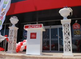 Finike Alfemo Mağazası Açılış Organizasyonu finike alfemo magazasi acilis organizasyonu 14 İzmir Organizasyon Finike Alfemo mağazası açılış organizasyonu ile İzmir Organizasyon firmamız gösterişli bir açılış organizasyonuna imza attı. Açılış organizasyonu alanında yıllardır profesyonel hizmet veren İzmir Organizasyon Antalya'da gerçekleşecek olan Finike Alfemo mağazası açılış organizasyonu ile bir kez daha unutulmayacak anlara imza attı. Uzun yıllardır birlikte çalışmaya devam ettiğimiz ve organizasyonların da hizmet verdiğimiz Alfemo mağazasının bu kez de Antalya'da ki açılış organizasyonundaydık. Organizasyon sorumlumuz ile hem telefon hemde mail üzerinden görüşmeler yapıldı. Organizasyonda yer verilecek hizmetler detaylandırıldı. Protokol katılımlı açılış organizasyonu gerçekleştirileceğinden temin edeceğimiz ürünlerde bu yönde olmalıydı. Çadır ve gölgelik kiralama, ses sistemi kiralama, sandalye kiralama, balon süsleme, gazlı konfeti atımı gibi pek çok hizmetten bahsettik ve tüm detayları planladık. Belirlediğimiz doğrultuda Alfemo mağazasının açılış organizasyonu Fethiye'de gerçekleştirilmişti ve şimdi yine kusursuz bir organizasyon gerçekleştirmek üzere Finike vardı. Kürsü Kiralama ve Sunucu Temini Açılış Organizasyonu Finike