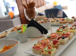 Fuar Stand Catering fuar stand catering 2 İzmir Organizasyon Fuar stand catering hizmetiyle İzmir Organizasyon firmamız profesyonel ekibi ve kaliteli ekipmanlarıyla yanı başınızda. Ulusal ve uluslararası firmaların, markalarını tanıtmak için yer aldığı fuar standları özellikle son dönemlerde yaygın olarak tercih ediliyor. Firma ve marka sahipleri de, konuklarını ve müşterilerini daha iyi ağırlamak ve standlarına ilgi çekmek için catering hizmeti vermekteler. Bizler de 'İzmir Organizasyon' olarak, 15 yıllık tecrübemiz, profesyonel ekip ve kaliteli ekipmanımızla fuar stand catering hizmetimizle yanınızdayız. Fuar organizasyonların da ihtiyacınız olan tüm hizmetleri İzmir Organizasyon firması olarak sizlere sunuyoruz. Catering ekipmanları kiralama, servis elemanı ve garson, masa ve sandalye kiralama gibi pek çok hizmete organizasyonlarınızda yer veriyoruz. Sizler için temin ettiğimiz ikramlıkların sunumunu şık bir şekilde hazırlarken, profesyonel servis elemanlarımız da ikramlıkların dağıtımını gerçekleştiriyor. İzmir Organizasyon firmamıza ulaşarak fuar stand catering hizmetlerimizle ilgili ayrıntılı bilgi alabilirsiniz. Fuar Stand Catering Hizmetleri Catering Ekipmanları Kiralama İzmir