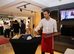 Fuar Stand Catering fuar stand catering İzmir Organizasyon Fuar stand catering hizmetiyle İzmir Organizasyon firmamız profesyonel ekibi ve kaliteli ekipmanlarıyla yanı başınızda. Ulusal ve uluslararası firmaların, markalarını tanıtmak için yer aldığı fuar standları özellikle son dönemlerde yaygın olarak tercih ediliyor. Firma ve marka sahipleri de, konuklarını ve müşterilerini daha iyi ağırlamak ve standlarına ilgi çekmek için catering hizmeti vermekteler. Bizler de 'İzmir Organizasyon' olarak, 15 yıllık tecrübemiz, profesyonel ekip ve kaliteli ekipmanımızla fuar stand catering hizmetimizle yanınızdayız. Fuar organizasyonların da ihtiyacınız olan tüm hizmetleri İzmir Organizasyon firması olarak sizlere sunuyoruz. Catering ekipmanları kiralama, servis elemanı ve garson, masa ve sandalye kiralama gibi pek çok hizmete organizasyonlarınızda yer veriyoruz. Sizler için temin ettiğimiz ikramlıkların sunumunu şık bir şekilde hazırlarken, profesyonel servis elemanlarımız da ikramlıkların dağıtımını gerçekleştiriyor. İzmir Organizasyon firmamıza ulaşarak fuar stand catering hizmetlerimizle ilgili ayrıntılı bilgi alabilirsiniz. Servis Elemanı ve Garson Kiralama İzmir Fuar Organizasyonu