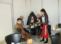 Fuar Stand Catering fuar stand catering 7 İzmir Organizasyon Fuar stand catering hizmetiyle İzmir Organizasyon firmamız profesyonel ekibi ve kaliteli ekipmanlarıyla yanı başınızda. Ulusal ve uluslararası firmaların, markalarını tanıtmak için yer aldığı fuar standları özellikle son dönemlerde yaygın olarak tercih ediliyor. Firma ve marka sahipleri de, konuklarını ve müşterilerini daha iyi ağırlamak ve standlarına ilgi çekmek için catering hizmeti vermekteler. Bizler de 'İzmir Organizasyon' olarak, 15 yıllık tecrübemiz, profesyonel ekip ve kaliteli ekipmanımızla fuar stand catering hizmetimizle yanınızdayız. Fuar organizasyonların da ihtiyacınız olan tüm hizmetleri İzmir Organizasyon firması olarak sizlere sunuyoruz. Catering ekipmanları kiralama, servis elemanı ve garson, masa ve sandalye kiralama gibi pek çok hizmete organizasyonlarınızda yer veriyoruz. Sizler için temin ettiğimiz ikramlıkların sunumunu şık bir şekilde hazırlarken, profesyonel servis elemanlarımız da ikramlıkların dağıtımını gerçekleştiriyor. İzmir Organizasyon firmamıza ulaşarak fuar stand catering hizmetlerimizle ilgili ayrıntılı bilgi alabilirsiniz. İzmir Garson Kiralama Fuar Organizasyonu