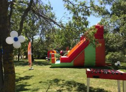 Eskişehir Ford Sünnet Organizasyonu golcuk ford sunnet organizasyonu 1 İzmir Organizasyon Eskişehir Ford sünnet organizasyonu ile İzmir Organizasyon keyifli bir organizasyon gerçekleştirmek adına yolları aşarak Eskişehir'e gitti. Düğün organizasyonu, kına organizasyonu, sünnet organizasyonu ve organizasyon alanında 15 yılı aşkın süredir hizmet veren İzmir Organizasyon firmamız bu kezde Eskişehir'de idi. Tedarikçi firmanın İzmir Organizasyon firmamıza ulaşması ile başlayan bu keyifli organizasyon için genç ve dinamik bir ekiple yola çıktık. Tedarikçi firmanın bize ulaşması ile başlayan Ford sünnet organizasyonunun ilk etkinliği Gölcük'te gerçekleştirildi. Eskişehir Ford sünnet organizasyonu serüvenimiz için de tedarikçi firma ile ilk olarak neler yapılabileceğini belirledik. Hangi hizmetlerin İzmir Organizasyon firmamızdan talep edildiğini görüşmelerimiz esnasında öğrendik. Bu ayrıntılar doğrultusunda da Eskişehir Ford sünnet organizasyonu için hazırlıklarımıza başladık. Şişme oyun parkurları, nostaljik satıcılar, animasyon ekibi ve daha pek çok hizmeti Gölcük ve Eskişehir'de gerçekleşecek olan sünnet organizasyonuna ulaştırmayı planladık. Papatya Balon Süsleme ve Masa Langırt Kiralama Eskişehir