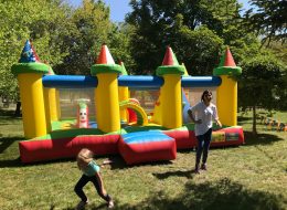 Eskişehir Ford Sünnet Organizasyonu golcuk ford sunnet organizasyonu 12 İzmir Organizasyon Eskişehir Ford sünnet organizasyonu ile İzmir Organizasyon keyifli bir organizasyon gerçekleştirmek adına yolları aşarak Eskişehir'e gitti. Düğün organizasyonu, kına organizasyonu, sünnet organizasyonu ve organizasyon alanında 15 yılı aşkın süredir hizmet veren İzmir Organizasyon firmamız bu kezde Eskişehir'de idi. Tedarikçi firmanın İzmir Organizasyon firmamıza ulaşması ile başlayan bu keyifli organizasyon için genç ve dinamik bir ekiple yola çıktık. Tedarikçi firmanın bize ulaşması ile başlayan Ford sünnet organizasyonunun ilk etkinliği Gölcük'te gerçekleştirildi. Eskişehir Ford sünnet organizasyonu serüvenimiz için de tedarikçi firma ile ilk olarak neler yapılabileceğini belirledik. Hangi hizmetlerin İzmir Organizasyon firmamızdan talep edildiğini görüşmelerimiz esnasında öğrendik. Bu ayrıntılar doğrultusunda da Eskişehir Ford sünnet organizasyonu için hazırlıklarımıza başladık. Şişme oyun parkurları, nostaljik satıcılar, animasyon ekibi ve daha pek çok hizmeti Gölcük ve Eskişehir'de gerçekleşecek olan sünnet organizasyonuna ulaştırmayı planladık. Kuleli Zıp Zıp Şişme Oyuncak Kiralama Eskişehir