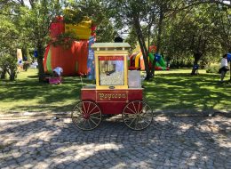 Eskişehir Ford Sünnet Organizasyonu golcuk ford sunnet organizasyonu 2 İzmir Organizasyon Eskişehir Ford sünnet organizasyonu ile İzmir Organizasyon keyifli bir organizasyon gerçekleştirmek adına yolları aşarak Eskişehir'e gitti. Düğün organizasyonu, kına organizasyonu, sünnet organizasyonu ve organizasyon alanında 15 yılı aşkın süredir hizmet veren İzmir Organizasyon firmamız bu kezde Eskişehir'de idi. Tedarikçi firmanın İzmir Organizasyon firmamıza ulaşması ile başlayan bu keyifli organizasyon için genç ve dinamik bir ekiple yola çıktık. Tedarikçi firmanın bize ulaşması ile başlayan Ford sünnet organizasyonunun ilk etkinliği Gölcük'te gerçekleştirildi. Eskişehir Ford sünnet organizasyonu serüvenimiz için de tedarikçi firma ile ilk olarak neler yapılabileceğini belirledik. Hangi hizmetlerin İzmir Organizasyon firmamızdan talep edildiğini görüşmelerimiz esnasında öğrendik. Bu ayrıntılar doğrultusunda da Eskişehir Ford sünnet organizasyonu için hazırlıklarımıza başladık. Şişme oyun parkurları, nostaljik satıcılar, animasyon ekibi ve daha pek çok hizmeti Gölcük ve Eskişehir'de gerçekleşecek olan sünnet organizasyonuna ulaştırmayı planladık. Sünnet Organizasyonu Pamuk Şekerci Kiralama