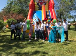 Eskişehir Ford Sünnet Organizasyonu golcuk ford sunnet organizasyonu 3 İzmir Organizasyon Eskişehir Ford sünnet organizasyonu ile İzmir Organizasyon keyifli bir organizasyon gerçekleştirmek adına yolları aşarak Eskişehir'e gitti. Düğün organizasyonu, kına organizasyonu, sünnet organizasyonu ve organizasyon alanında 15 yılı aşkın süredir hizmet veren İzmir Organizasyon firmamız bu kezde Eskişehir'de idi. Tedarikçi firmanın İzmir Organizasyon firmamıza ulaşması ile başlayan bu keyifli organizasyon için genç ve dinamik bir ekiple yola çıktık. Tedarikçi firmanın bize ulaşması ile başlayan Ford sünnet organizasyonunun ilk etkinliği Gölcük'te gerçekleştirildi. Eskişehir Ford sünnet organizasyonu serüvenimiz için de tedarikçi firma ile ilk olarak neler yapılabileceğini belirledik. Hangi hizmetlerin İzmir Organizasyon firmamızdan talep edildiğini görüşmelerimiz esnasında öğrendik. Bu ayrıntılar doğrultusunda da Eskişehir Ford sünnet organizasyonu için hazırlıklarımıza başladık. Şişme oyun parkurları, nostaljik satıcılar, animasyon ekibi ve daha pek çok hizmeti Gölcük ve Eskişehir'de gerçekleşecek olan sünnet organizasyonuna ulaştırmayı planladık. Çocuk ve Yetişkin Animasyon Ekibi Kiralama Eskişehir Sünnet Organizasyonu