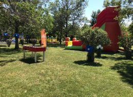 Eskişehir Ford Sünnet Organizasyonu golcuk ford sunnet organizasyonu 4 İzmir Organizasyon Eskişehir Ford sünnet organizasyonu ile İzmir Organizasyon keyifli bir organizasyon gerçekleştirmek adına yolları aşarak Eskişehir'e gitti. Düğün organizasyonu, kına organizasyonu, sünnet organizasyonu ve organizasyon alanında 15 yılı aşkın süredir hizmet veren İzmir Organizasyon firmamız bu kezde Eskişehir'de idi. Tedarikçi firmanın İzmir Organizasyon firmamıza ulaşması ile başlayan bu keyifli organizasyon için genç ve dinamik bir ekiple yola çıktık. Tedarikçi firmanın bize ulaşması ile başlayan Ford sünnet organizasyonunun ilk etkinliği Gölcük'te gerçekleştirildi. Eskişehir Ford sünnet organizasyonu serüvenimiz için de tedarikçi firma ile ilk olarak neler yapılabileceğini belirledik. Hangi hizmetlerin İzmir Organizasyon firmamızdan talep edildiğini görüşmelerimiz esnasında öğrendik. Bu ayrıntılar doğrultusunda da Eskişehir Ford sünnet organizasyonu için hazırlıklarımıza başladık. Şişme oyun parkurları, nostaljik satıcılar, animasyon ekibi ve daha pek çok hizmeti Gölcük ve Eskişehir'de gerçekleşecek olan sünnet organizasyonuna ulaştırmayı planladık. Masa Langırt Kiralama Eskişehir