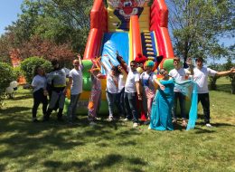 Eskişehir Ford Sünnet Organizasyonu golcuk ford sunnet organizasyonu 5 İzmir Organizasyon Eskişehir Ford sünnet organizasyonu ile İzmir Organizasyon keyifli bir organizasyon gerçekleştirmek adına yolları aşarak Eskişehir'e gitti. Düğün organizasyonu, kına organizasyonu, sünnet organizasyonu ve organizasyon alanında 15 yılı aşkın süredir hizmet veren İzmir Organizasyon firmamız bu kezde Eskişehir'de idi. Tedarikçi firmanın İzmir Organizasyon firmamıza ulaşması ile başlayan bu keyifli organizasyon için genç ve dinamik bir ekiple yola çıktık. Tedarikçi firmanın bize ulaşması ile başlayan Ford sünnet organizasyonunun ilk etkinliği Gölcük'te gerçekleştirildi. Eskişehir Ford sünnet organizasyonu serüvenimiz için de tedarikçi firma ile ilk olarak neler yapılabileceğini belirledik. Hangi hizmetlerin İzmir Organizasyon firmamızdan talep edildiğini görüşmelerimiz esnasında öğrendik. Bu ayrıntılar doğrultusunda da Eskişehir Ford sünnet organizasyonu için hazırlıklarımıza başladık. Şişme oyun parkurları, nostaljik satıcılar, animasyon ekibi ve daha pek çok hizmeti Gölcük ve Eskişehir'de gerçekleşecek olan sünnet organizasyonuna ulaştırmayı planladık. Şişme Oyuncak ve Animasyon Ekibi Kiralama Eskişehir