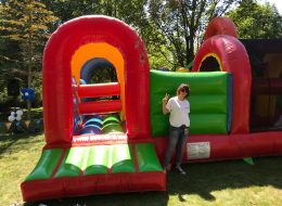 Eskişehir Ford Sünnet Organizasyonu golcuk ford sunnet organizasyonu 8 İzmir Organizasyon Eskişehir Ford sünnet organizasyonu ile İzmir Organizasyon keyifli bir organizasyon gerçekleştirmek adına yolları aşarak Eskişehir'e gitti. Düğün organizasyonu, kına organizasyonu, sünnet organizasyonu ve organizasyon alanında 15 yılı aşkın süredir hizmet veren İzmir Organizasyon firmamız bu kezde Eskişehir'de idi. Tedarikçi firmanın İzmir Organizasyon firmamıza ulaşması ile başlayan bu keyifli organizasyon için genç ve dinamik bir ekiple yola çıktık. Tedarikçi firmanın bize ulaşması ile başlayan Ford sünnet organizasyonunun ilk etkinliği Gölcük'te gerçekleştirildi. Eskişehir Ford sünnet organizasyonu serüvenimiz için de tedarikçi firma ile ilk olarak neler yapılabileceğini belirledik. Hangi hizmetlerin İzmir Organizasyon firmamızdan talep edildiğini görüşmelerimiz esnasında öğrendik. Bu ayrıntılar doğrultusunda da Eskişehir Ford sünnet organizasyonu için hazırlıklarımıza başladık. Şişme oyun parkurları, nostaljik satıcılar, animasyon ekibi ve daha pek çok hizmeti Gölcük ve Eskişehir'de gerçekleşecek olan sünnet organizasyonuna ulaştırmayı planladık. Zıp Zıp Oyun Parkuru Kiralama Sünnet Organizasyonu