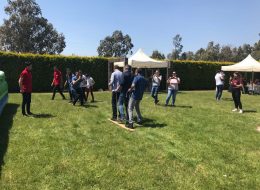 Gürdemir Plastik Piknik Organizasyonu Şişme Oyuncak Kiralama gurdemir plastik piknik organizasyonu sisme oyuncak kiralama 1 İzmir Organizasyon Gürdemir Plastik piknik organizasyonu şişme oyuncak kiralama hizmeti ile İzmir Organizasyon eğlenceli ve keyifli bir organizasyon gerçekleştirdi. Yıllardır organizasyon alanında profesyonel hizmet veren İzmir Organizasyon firmamız piknik organizasyonu alanında birçok eğitim kurumu ve şirket piknik organizasyonuna öncülük etmiş ve etmeye devam etmektedir. Ayrıca organizasyonlar da ihtiyaç duyduğunuz tüm ekipman hizmetinin yanı sıra profesyonel ekibini de alana göndermekte, sizler günün tadını çıkarırken ekibimiz sizler için çalışmaktadır. Gürdemir Plastik firması da hem personelleri hem de aileleri için düzenleyecek olduğu piknik organizasyonunda İzmir Organizasyon ekibimize ulaştı. Organizasyon sorumlumuz ile telefonda detaylı olarak görüşme yapan yetkili ile neler yapılabileceğini görüşerek kendisine detaylı bilgi verdik. Firma yetkilisi piknik organizasyonuna katılacak davetliler için şişme oyuncak kiralamak istediğini söyleyince hem yetişkinlerin hemde çocukların oynamaktan büyük zevk alacağı oyun parkurlarımızı görseller ile detaylı olarak anlattık kendisine. Gürdemir Plastik piknik organizasyonu şişme oyuncak kiralama hizmeti ile keyifli bir organizasyona imza atmak için çalışmalarımıza başladık. Belirlenen tarihte alana ulaştırmak üzere canlı langırt şişme oyun parkurumuzu ve çocuklar için temin edeceğimiz panayır oyunlarının kontrollerini gerçekleştirerek organizasyon gününü beklemeye başladık. Piknik Organizasyonu Kırkayak Oyunu Kiralama