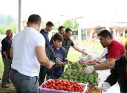 Gürmak Şirket Piknik Organizasyonu & Aile Günü Etkinlikleri gurmak sirket piknik organizasyonu ve aile gunu etkinlikleri 11 İzmir Organizasyon Gürmak şirket piknik organizasyonu ve aile günü etkinlikleri yağmurlu bir güne inat, keyifle ve neşe ile İzmir Organizasyon firmamız tarafından gerçekleştirildi. Şirket piknik organizasyonu, aile günü etkinlikleri, eğitim kurumları piknik organizasyonu özellikle bahar aylarının vazgeçilmez aktiviteleri arasındadır. Kurumsal firmalar ve şirketler düzenledikleri piknik organizasyonu ile motivasyonu artırmayı ve iletişimi güçlendirmeyi hedefler. Gürmak şirket piknik organizasyonu ve aile günü etkinlikleri ile de çalışanlar ve aileleri için düzenlenen piknik organizasyonu gerçekleştirdik. Oyunlar, yarışmalar, animasyon ekibi ve daha birçok etkinlik ile gün boyunca keyifli bir organizasyona imza attık. Gerçekleştirdiğimiz piknik organizasyonları ve etkinliklerimizi inceleyen Gürmak firması organizasyon yetkilisi telefon ile bizlere ulaştı. Mayıs ayı içerisinde personel ve aileleri için bir piknik organizasyonu gerçekleştirmek istediğini söyleyen yetkili ile detaylı olarak görüşmelerimizi gerçekleştirdik ve neler yapılabileceğine dair planlamalarımızı oluşturduk. İzmir Organizasyon firmamızın organizasyon sorumlusu ve Gürmak firmasının yetkilisi telefon ile her an irtibatta kalarak organizasyonu farklı ve unutulmaz kılmak adına görüşmelerine devam etti. Telefon ile yaptığımız görüşmeleri netleştirmek içinse firmaya ziyarette bulunarak detaylarımızı belirledik. Piknik İkramları ve Catering Ekipmanları Kiralama