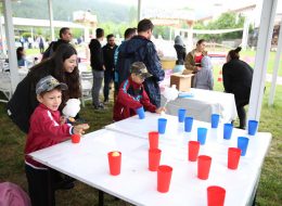 Gürmak Şirket Piknik Organizasyonu & Aile Günü Etkinlikleri gurmak sirket piknik organizasyonu ve aile gunu etkinlikleri 15 İzmir Organizasyon Gürmak şirket piknik organizasyonu ve aile günü etkinlikleri yağmurlu bir güne inat, keyifle ve neşe ile İzmir Organizasyon firmamız tarafından gerçekleştirildi. Şirket piknik organizasyonu, aile günü etkinlikleri, eğitim kurumları piknik organizasyonu özellikle bahar aylarının vazgeçilmez aktiviteleri arasındadır. Kurumsal firmalar ve şirketler düzenledikleri piknik organizasyonu ile motivasyonu artırmayı ve iletişimi güçlendirmeyi hedefler. Gürmak şirket piknik organizasyonu ve aile günü etkinlikleri ile de çalışanlar ve aileleri için düzenlenen piknik organizasyonu gerçekleştirdik. Oyunlar, yarışmalar, animasyon ekibi ve daha birçok etkinlik ile gün boyunca keyifli bir organizasyona imza attık. Gerçekleştirdiğimiz piknik organizasyonları ve etkinliklerimizi inceleyen Gürmak firması organizasyon yetkilisi telefon ile bizlere ulaştı. Mayıs ayı içerisinde personel ve aileleri için bir piknik organizasyonu gerçekleştirmek istediğini söyleyen yetkili ile detaylı olarak görüşmelerimizi gerçekleştirdik ve neler yapılabileceğine dair planlamalarımızı oluşturduk. İzmir Organizasyon firmamızın organizasyon sorumlusu ve Gürmak firmasının yetkilisi telefon ile her an irtibatta kalarak organizasyonu farklı ve unutulmaz kılmak adına görüşmelerine devam etti. Telefon ile yaptığımız görüşmeleri netleştirmek içinse firmaya ziyarette bulunarak detaylarımızı belirledik. Panayır Oyunları ve Sivil Animatör Eşliğinde Heyecanlı Anlar
