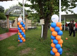 Gürmak Şirket Piknik Organizasyonu & Aile Günü Etkinlikleri gurmak sirket piknik organizasyonu ve aile gunu etkinlikleri 21 İzmir Organizasyon Gürmak şirket piknik organizasyonu ve aile günü etkinlikleri yağmurlu bir güne inat, keyifle ve neşe ile İzmir Organizasyon firmamız tarafından gerçekleştirildi. Şirket piknik organizasyonu, aile günü etkinlikleri, eğitim kurumları piknik organizasyonu özellikle bahar aylarının vazgeçilmez aktiviteleri arasındadır. Kurumsal firmalar ve şirketler düzenledikleri piknik organizasyonu ile motivasyonu artırmayı ve iletişimi güçlendirmeyi hedefler. Gürmak şirket piknik organizasyonu ve aile günü etkinlikleri ile de çalışanlar ve aileleri için düzenlenen piknik organizasyonu gerçekleştirdik. Oyunlar, yarışmalar, animasyon ekibi ve daha birçok etkinlik ile gün boyunca keyifli bir organizasyona imza attık. Gerçekleştirdiğimiz piknik organizasyonları ve etkinliklerimizi inceleyen Gürmak firması organizasyon yetkilisi telefon ile bizlere ulaştı. Mayıs ayı içerisinde personel ve aileleri için bir piknik organizasyonu gerçekleştirmek istediğini söyleyen yetkili ile detaylı olarak görüşmelerimizi gerçekleştirdik ve neler yapılabileceğine dair planlamalarımızı oluşturduk. İzmir Organizasyon firmamızın organizasyon sorumlusu ve Gürmak firmasının yetkilisi telefon ile her an irtibatta kalarak organizasyonu farklı ve unutulmaz kılmak adına görüşmelerine devam etti. Telefon ile yaptığımız görüşmeleri netleştirmek içinse firmaya ziyarette bulunarak detaylarımızı belirledik. Dikme Balon Süsleme İzmir