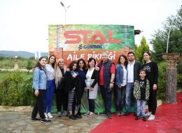 Gürmak Şirket Piknik Organizasyonu & Aile Günü Etkinlikleri gurmak sirket piknik organizasyonu ve aile gunu etkinlikleri 22 İzmir Organizasyon Gürmak şirket piknik organizasyonu ve aile günü etkinlikleri yağmurlu bir güne inat, keyifle ve neşe ile İzmir Organizasyon firmamız tarafından gerçekleştirildi. Şirket piknik organizasyonu, aile günü etkinlikleri, eğitim kurumları piknik organizasyonu özellikle bahar aylarının vazgeçilmez aktiviteleri arasındadır. Kurumsal firmalar ve şirketler düzenledikleri piknik organizasyonu ile motivasyonu artırmayı ve iletişimi güçlendirmeyi hedefler. Gürmak şirket piknik organizasyonu ve aile günü etkinlikleri ile de çalışanlar ve aileleri için düzenlenen piknik organizasyonu gerçekleştirdik. Oyunlar, yarışmalar, animasyon ekibi ve daha birçok etkinlik ile gün boyunca keyifli bir organizasyona imza attık. Gerçekleştirdiğimiz piknik organizasyonları ve etkinliklerimizi inceleyen Gürmak firması organizasyon yetkilisi telefon ile bizlere ulaştı. Mayıs ayı içerisinde personel ve aileleri için bir piknik organizasyonu gerçekleştirmek istediğini söyleyen yetkili ile detaylı olarak görüşmelerimizi gerçekleştirdik ve neler yapılabileceğine dair planlamalarımızı oluşturduk. İzmir Organizasyon firmamızın organizasyon sorumlusu ve Gürmak firmasının yetkilisi telefon ile her an irtibatta kalarak organizasyonu farklı ve unutulmaz kılmak adına görüşmelerine devam etti. Telefon ile yaptığımız görüşmeleri netleştirmek içinse firmaya ziyarette bulunarak detaylarımızı belirledik. Piknik Organizasyonu Fotoğraf ve Video Çekimi