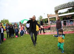 Gürmak Şirket Piknik Organizasyonu & Aile Günü Etkinlikleri gurmak sirket piknik organizasyonu ve aile gunu etkinlikleri 27 İzmir Organizasyon Gürmak şirket piknik organizasyonu ve aile günü etkinlikleri yağmurlu bir güne inat, keyifle ve neşe ile İzmir Organizasyon firmamız tarafından gerçekleştirildi. Şirket piknik organizasyonu, aile günü etkinlikleri, eğitim kurumları piknik organizasyonu özellikle bahar aylarının vazgeçilmez aktiviteleri arasındadır. Kurumsal firmalar ve şirketler düzenledikleri piknik organizasyonu ile motivasyonu artırmayı ve iletişimi güçlendirmeyi hedefler. Gürmak şirket piknik organizasyonu ve aile günü etkinlikleri ile de çalışanlar ve aileleri için düzenlenen piknik organizasyonu gerçekleştirdik. Oyunlar, yarışmalar, animasyon ekibi ve daha birçok etkinlik ile gün boyunca keyifli bir organizasyona imza attık. Gerçekleştirdiğimiz piknik organizasyonları ve etkinliklerimizi inceleyen Gürmak firması organizasyon yetkilisi telefon ile bizlere ulaştı. Mayıs ayı içerisinde personel ve aileleri için bir piknik organizasyonu gerçekleştirmek istediğini söyleyen yetkili ile detaylı olarak görüşmelerimizi gerçekleştirdik ve neler yapılabileceğine dair planlamalarımızı oluşturduk. İzmir Organizasyon firmamızın organizasyon sorumlusu ve Gürmak firmasının yetkilisi telefon ile her an irtibatta kalarak organizasyonu farklı ve unutulmaz kılmak adına görüşmelerine devam etti. Telefon ile yaptığımız görüşmeleri netleştirmek içinse firmaya ziyarette bulunarak detaylarımızı belirledik. Sunucu Mc Show ve Dans Etkinlikleri