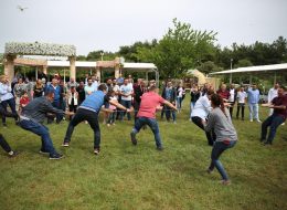 Gürmak Şirket Piknik Organizasyonu & Aile Günü Etkinlikleri gurmak sirket piknik organizasyonu ve aile gunu etkinlikleri 36 İzmir Organizasyon Gürmak şirket piknik organizasyonu ve aile günü etkinlikleri yağmurlu bir güne inat, keyifle ve neşe ile İzmir Organizasyon firmamız tarafından gerçekleştirildi. Şirket piknik organizasyonu, aile günü etkinlikleri, eğitim kurumları piknik organizasyonu özellikle bahar aylarının vazgeçilmez aktiviteleri arasındadır. Kurumsal firmalar ve şirketler düzenledikleri piknik organizasyonu ile motivasyonu artırmayı ve iletişimi güçlendirmeyi hedefler. Gürmak şirket piknik organizasyonu ve aile günü etkinlikleri ile de çalışanlar ve aileleri için düzenlenen piknik organizasyonu gerçekleştirdik. Oyunlar, yarışmalar, animasyon ekibi ve daha birçok etkinlik ile gün boyunca keyifli bir organizasyona imza attık. Gerçekleştirdiğimiz piknik organizasyonları ve etkinliklerimizi inceleyen Gürmak firması organizasyon yetkilisi telefon ile bizlere ulaştı. Mayıs ayı içerisinde personel ve aileleri için bir piknik organizasyonu gerçekleştirmek istediğini söyleyen yetkili ile detaylı olarak görüşmelerimizi gerçekleştirdik ve neler yapılabileceğine dair planlamalarımızı oluşturduk. İzmir Organizasyon firmamızın organizasyon sorumlusu ve Gürmak firmasının yetkilisi telefon ile her an irtibatta kalarak organizasyonu farklı ve unutulmaz kılmak adına görüşmelerine devam etti. Telefon ile yaptığımız görüşmeleri netleştirmek içinse firmaya ziyarette bulunarak detaylarımızı belirledik. Piknik Etkinlikleri ve Halat Çekme Yarışması İzmir