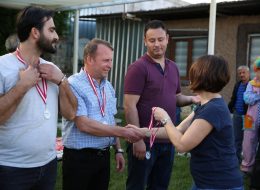 Gürmak Şirket Piknik Organizasyonu & Aile Günü Etkinlikleri gurmak sirket piknik organizasyonu ve aile gunu etkinlikleri 43 İzmir Organizasyon Gürmak şirket piknik organizasyonu ve aile günü etkinlikleri yağmurlu bir güne inat, keyifle ve neşe ile İzmir Organizasyon firmamız tarafından gerçekleştirildi. Şirket piknik organizasyonu, aile günü etkinlikleri, eğitim kurumları piknik organizasyonu özellikle bahar aylarının vazgeçilmez aktiviteleri arasındadır. Kurumsal firmalar ve şirketler düzenledikleri piknik organizasyonu ile motivasyonu artırmayı ve iletişimi güçlendirmeyi hedefler. Gürmak şirket piknik organizasyonu ve aile günü etkinlikleri ile de çalışanlar ve aileleri için düzenlenen piknik organizasyonu gerçekleştirdik. Oyunlar, yarışmalar, animasyon ekibi ve daha birçok etkinlik ile gün boyunca keyifli bir organizasyona imza attık. Gerçekleştirdiğimiz piknik organizasyonları ve etkinliklerimizi inceleyen Gürmak firması organizasyon yetkilisi telefon ile bizlere ulaştı. Mayıs ayı içerisinde personel ve aileleri için bir piknik organizasyonu gerçekleştirmek istediğini söyleyen yetkili ile detaylı olarak görüşmelerimizi gerçekleştirdik ve neler yapılabileceğine dair planlamalarımızı oluşturduk. İzmir Organizasyon firmamızın organizasyon sorumlusu ve Gürmak firmasının yetkilisi telefon ile her an irtibatta kalarak organizasyonu farklı ve unutulmaz kılmak adına görüşmelerine devam etti. Telefon ile yaptığımız görüşmeleri netleştirmek içinse firmaya ziyarette bulunarak detaylarımızı belirledik. Oyunda Başarılı Olan Yarışmacılara Madalya Ödülü