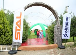 Gürmak Şirket Piknik Organizasyonu & Aile Günü Etkinlikleri gurmak sirket piknik organizasyonu ve aile gunu etkinlikleri 7 İzmir Organizasyon Gürmak şirket piknik organizasyonu ve aile günü etkinlikleri yağmurlu bir güne inat, keyifle ve neşe ile İzmir Organizasyon firmamız tarafından gerçekleştirildi. Şirket piknik organizasyonu, aile günü etkinlikleri, eğitim kurumları piknik organizasyonu özellikle bahar aylarının vazgeçilmez aktiviteleri arasındadır. Kurumsal firmalar ve şirketler düzenledikleri piknik organizasyonu ile motivasyonu artırmayı ve iletişimi güçlendirmeyi hedefler. Gürmak şirket piknik organizasyonu ve aile günü etkinlikleri ile de çalışanlar ve aileleri için düzenlenen piknik organizasyonu gerçekleştirdik. Oyunlar, yarışmalar, animasyon ekibi ve daha birçok etkinlik ile gün boyunca keyifli bir organizasyona imza attık. Gerçekleştirdiğimiz piknik organizasyonları ve etkinliklerimizi inceleyen Gürmak firması organizasyon yetkilisi telefon ile bizlere ulaştı. Mayıs ayı içerisinde personel ve aileleri için bir piknik organizasyonu gerçekleştirmek istediğini söyleyen yetkili ile detaylı olarak görüşmelerimizi gerçekleştirdik ve neler yapılabileceğine dair planlamalarımızı oluşturduk. İzmir Organizasyon firmamızın organizasyon sorumlusu ve Gürmak firmasının yetkilisi telefon ile her an irtibatta kalarak organizasyonu farklı ve unutulmaz kılmak adına görüşmelerine devam etti. Telefon ile yaptığımız görüşmeleri netleştirmek içinse firmaya ziyarette bulunarak detaylarımızı belirledik. Bayrak Süsleme Kurumsal Piknik Organizasyonu