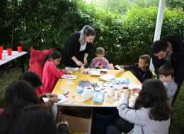 Gürmak Şirket Piknik Organizasyonu & Aile Günü Etkinlikleri gurmak sirket piknik organizasyonu ve aile gunu etkinlikleri 8 İzmir Organizasyon Gürmak şirket piknik organizasyonu ve aile günü etkinlikleri yağmurlu bir güne inat, keyifle ve neşe ile İzmir Organizasyon firmamız tarafından gerçekleştirildi. Şirket piknik organizasyonu, aile günü etkinlikleri, eğitim kurumları piknik organizasyonu özellikle bahar aylarının vazgeçilmez aktiviteleri arasındadır. Kurumsal firmalar ve şirketler düzenledikleri piknik organizasyonu ile motivasyonu artırmayı ve iletişimi güçlendirmeyi hedefler. Gürmak şirket piknik organizasyonu ve aile günü etkinlikleri ile de çalışanlar ve aileleri için düzenlenen piknik organizasyonu gerçekleştirdik. Oyunlar, yarışmalar, animasyon ekibi ve daha birçok etkinlik ile gün boyunca keyifli bir organizasyona imza attık. Gerçekleştirdiğimiz piknik organizasyonları ve etkinliklerimizi inceleyen Gürmak firması organizasyon yetkilisi telefon ile bizlere ulaştı. Mayıs ayı içerisinde personel ve aileleri için bir piknik organizasyonu gerçekleştirmek istediğini söyleyen yetkili ile detaylı olarak görüşmelerimizi gerçekleştirdik ve neler yapılabileceğine dair planlamalarımızı oluşturduk. İzmir Organizasyon firmamızın organizasyon sorumlusu ve Gürmak firmasının yetkilisi telefon ile her an irtibatta kalarak organizasyonu farklı ve unutulmaz kılmak adına görüşmelerine devam etti. Telefon ile yaptığımız görüşmeleri netleştirmek içinse firmaya ziyarette bulunarak detaylarımızı belirledik. Çocuk Aktiviteleri ve Kum Boyama Etkinliği İzmir