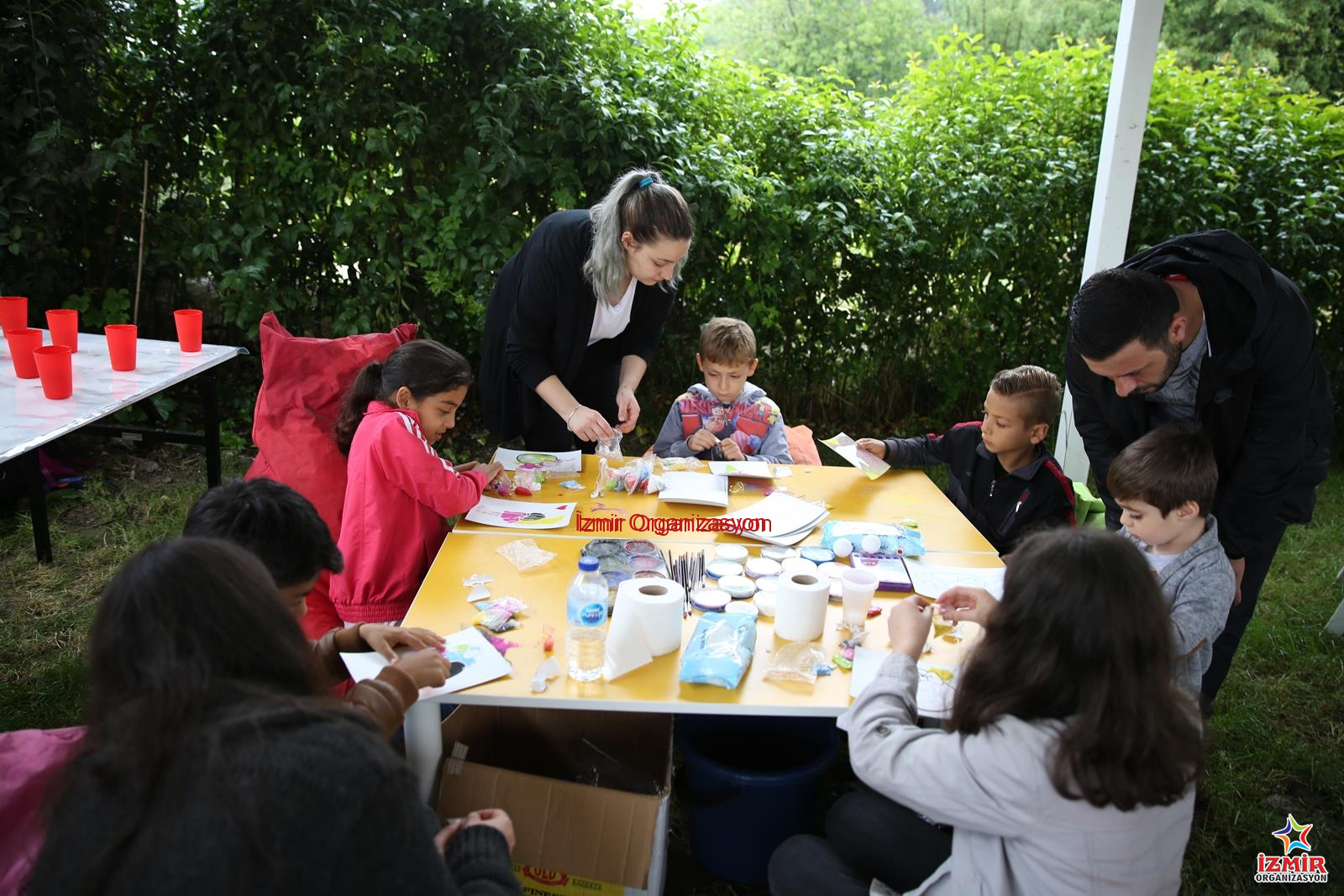 Kum Boyama Atölyesi gurmak sirket piknik organizasyonu ve aile gunu etkinlikleri 8 İzmir Organizasyon Çocuklar için eğitici ve eğlenceli kum boyama atölyesi kiralama. İzmir'deki etkinliklerinizde stant kurulumu, özel kartlar ve renkli kumlarla yaratıcı workshop hizmeti veriyoruz. Çocuk Aktiviteleri ve Kum Boyama Etkinliği İzmir