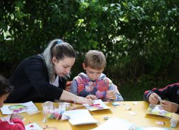 Gürmak Şirket Piknik Organizasyonu & Aile Günü Etkinlikleri gurmak sirket piknik organizasyonu ve aile gunu etkinlikleri 9 İzmir Organizasyon Gürmak şirket piknik organizasyonu ve aile günü etkinlikleri yağmurlu bir güne inat, keyifle ve neşe ile İzmir Organizasyon firmamız tarafından gerçekleştirildi. Şirket piknik organizasyonu, aile günü etkinlikleri, eğitim kurumları piknik organizasyonu özellikle bahar aylarının vazgeçilmez aktiviteleri arasındadır. Kurumsal firmalar ve şirketler düzenledikleri piknik organizasyonu ile motivasyonu artırmayı ve iletişimi güçlendirmeyi hedefler. Gürmak şirket piknik organizasyonu ve aile günü etkinlikleri ile de çalışanlar ve aileleri için düzenlenen piknik organizasyonu gerçekleştirdik. Oyunlar, yarışmalar, animasyon ekibi ve daha birçok etkinlik ile gün boyunca keyifli bir organizasyona imza attık. Gerçekleştirdiğimiz piknik organizasyonları ve etkinliklerimizi inceleyen Gürmak firması organizasyon yetkilisi telefon ile bizlere ulaştı. Mayıs ayı içerisinde personel ve aileleri için bir piknik organizasyonu gerçekleştirmek istediğini söyleyen yetkili ile detaylı olarak görüşmelerimizi gerçekleştirdik ve neler yapılabileceğine dair planlamalarımızı oluşturduk. İzmir Organizasyon firmamızın organizasyon sorumlusu ve Gürmak firmasının yetkilisi telefon ile her an irtibatta kalarak organizasyonu farklı ve unutulmaz kılmak adına görüşmelerine devam etti. Telefon ile yaptığımız görüşmeleri netleştirmek içinse firmaya ziyarette bulunarak detaylarımızı belirledik. Sivil Animatör ile Kum Boyama Etkinliği İzmir