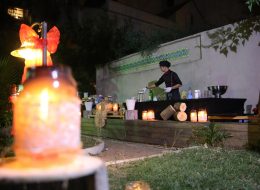 Güzelyalı Düğün Organizasyonu guzelyali dugun organizasyonu 16 İzmir Organizasyon Güzelyalı düğün organizasyonu, İzmir'in tarihi yapılarıyla bütünleşmiş, İzmir mimarisinin en seçkin örneklerinden olmuş, denize nazır bir yalıda Asya & Volkan çifti için gerçekleştirdiğimiz unutulmayacak bir gündü. Güzelyalı düğün organizasyonu serüveni, Volkan Bey'in internet üzerinden düğün organizasyonu araştırması yaparken İzmir Organizasyon web sitemize ulaşmasıyla başlamış. İrtibat numaralarımızdan bizimle iletişime geçen Volkan Bey ile oldukça ayrıntılı olan düğün organizasyonu detaylarını görüşmek üzere ertesi gün İzmir Buca'da bulunan İzmir Organizasyon ofisimizi ziyaret etti. İzmir'in nezih semtlerinden biri olan Güzelyalı'da kendilerine ait olan yalıda gerçekleşecek düğün organizasyonu detayları üzerine devam eden görüşmelerimiz esnasında A'dan Z'ye organizasyonun tüm planlamasını belirlemeye başlamıştık. Mekana ait fotoğrafları ve videoları bizimle paylaşan Volkan Bey ve Asya Hanımın istekleri doğrultusunda neler yapılabileceği üzerine uzun süre fikir alışverişinde bulunduk. Yıllardır organizasyon sektöründe hizmet vermekle birlikte bugüne kadar çok sayıda çiftin düğün organizasyonuna imza atan İzmir Organizasyon ekibimiz, daha önceki organizasyonlarından yola çıkarak Asya Hanım ve Volkan Beye önerilerde bulundu. Görüşmelerimiz sonrasında tüm planlamalarımızı oluşturarak Güzelyalı düğün organizasyonu için çalışmalarımıza başladık. İzmir Düğün Organizasyonu