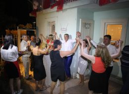 Güzelyalı Düğün Organizasyonu guzelyali dugun organizasyonu 17 İzmir Organizasyon Güzelyalı düğün organizasyonu, İzmir'in tarihi yapılarıyla bütünleşmiş, İzmir mimarisinin en seçkin örneklerinden olmuş, denize nazır bir yalıda Asya & Volkan çifti için gerçekleştirdiğimiz unutulmayacak bir gündü. Güzelyalı düğün organizasyonu serüveni, Volkan Bey'in internet üzerinden düğün organizasyonu araştırması yaparken İzmir Organizasyon web sitemize ulaşmasıyla başlamış. İrtibat numaralarımızdan bizimle iletişime geçen Volkan Bey ile oldukça ayrıntılı olan düğün organizasyonu detaylarını görüşmek üzere ertesi gün İzmir Buca'da bulunan İzmir Organizasyon ofisimizi ziyaret etti. İzmir'in nezih semtlerinden biri olan Güzelyalı'da kendilerine ait olan yalıda gerçekleşecek düğün organizasyonu detayları üzerine devam eden görüşmelerimiz esnasında A'dan Z'ye organizasyonun tüm planlamasını belirlemeye başlamıştık. Mekana ait fotoğrafları ve videoları bizimle paylaşan Volkan Bey ve Asya Hanımın istekleri doğrultusunda neler yapılabileceği üzerine uzun süre fikir alışverişinde bulunduk. Yıllardır organizasyon sektöründe hizmet vermekle birlikte bugüne kadar çok sayıda çiftin düğün organizasyonuna imza atan İzmir Organizasyon ekibimiz, daha önceki organizasyonlarından yola çıkarak Asya Hanım ve Volkan Beye önerilerde bulundu. Görüşmelerimiz sonrasında tüm planlamalarımızı oluşturarak Güzelyalı düğün organizasyonu için çalışmalarımıza başladık. Düğün Organizasyon