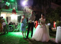 Güzelyalı Düğün Organizasyonu guzelyali dugun organizasyonu 18 İzmir Organizasyon Güzelyalı düğün organizasyonu, İzmir'in tarihi yapılarıyla bütünleşmiş, İzmir mimarisinin en seçkin örneklerinden olmuş, denize nazır bir yalıda Asya & Volkan çifti için gerçekleştirdiğimiz unutulmayacak bir gündü. Güzelyalı düğün organizasyonu serüveni, Volkan Bey'in internet üzerinden düğün organizasyonu araştırması yaparken İzmir Organizasyon web sitemize ulaşmasıyla başlamış. İrtibat numaralarımızdan bizimle iletişime geçen Volkan Bey ile oldukça ayrıntılı olan düğün organizasyonu detaylarını görüşmek üzere ertesi gün İzmir Buca'da bulunan İzmir Organizasyon ofisimizi ziyaret etti. İzmir'in nezih semtlerinden biri olan Güzelyalı'da kendilerine ait olan yalıda gerçekleşecek düğün organizasyonu detayları üzerine devam eden görüşmelerimiz esnasında A'dan Z'ye organizasyonun tüm planlamasını belirlemeye başlamıştık. Mekana ait fotoğrafları ve videoları bizimle paylaşan Volkan Bey ve Asya Hanımın istekleri doğrultusunda neler yapılabileceği üzerine uzun süre fikir alışverişinde bulunduk. Yıllardır organizasyon sektöründe hizmet vermekle birlikte bugüne kadar çok sayıda çiftin düğün organizasyonuna imza atan İzmir Organizasyon ekibimiz, daha önceki organizasyonlarından yola çıkarak Asya Hanım ve Volkan Beye önerilerde bulundu. Görüşmelerimiz sonrasında tüm planlamalarımızı oluşturarak Güzelyalı düğün organizasyonu için çalışmalarımıza başladık. Düğün Organizasyonu Işık Sistemi Kiralama