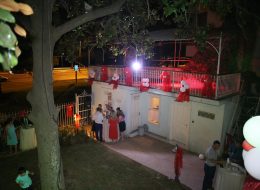 Güzelyalı Düğün Organizasyonu guzelyali dugun organizasyonu 7 İzmir Organizasyon Güzelyalı düğün organizasyonu, İzmir'in tarihi yapılarıyla bütünleşmiş, İzmir mimarisinin en seçkin örneklerinden olmuş, denize nazır bir yalıda Asya & Volkan çifti için gerçekleştirdiğimiz unutulmayacak bir gündü. Güzelyalı düğün organizasyonu serüveni, Volkan Bey'in internet üzerinden düğün organizasyonu araştırması yaparken İzmir Organizasyon web sitemize ulaşmasıyla başlamış. İrtibat numaralarımızdan bizimle iletişime geçen Volkan Bey ile oldukça ayrıntılı olan düğün organizasyonu detaylarını görüşmek üzere ertesi gün İzmir Buca'da bulunan İzmir Organizasyon ofisimizi ziyaret etti. İzmir'in nezih semtlerinden biri olan Güzelyalı'da kendilerine ait olan yalıda gerçekleşecek düğün organizasyonu detayları üzerine devam eden görüşmelerimiz esnasında A'dan Z'ye organizasyonun tüm planlamasını belirlemeye başlamıştık. Mekana ait fotoğrafları ve videoları bizimle paylaşan Volkan Bey ve Asya Hanımın istekleri doğrultusunda neler yapılabileceği üzerine uzun süre fikir alışverişinde bulunduk. Yıllardır organizasyon sektöründe hizmet vermekle birlikte bugüne kadar çok sayıda çiftin düğün organizasyonuna imza atan İzmir Organizasyon ekibimiz, daha önceki organizasyonlarından yola çıkarak Asya Hanım ve Volkan Beye önerilerde bulundu. Görüşmelerimiz sonrasında tüm planlamalarımızı oluşturarak Güzelyalı düğün organizasyonu için çalışmalarımıza başladık. Düğün Organizasyonu Balon Süsleme