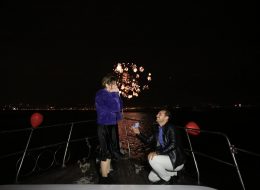 Havai Fişek Eşliğinde Teknede Evlenme Teklifi OrganizasyonuHavai Fişek Eşliğinde Teknede Evlenme Teklifi Organizasyonu