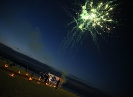 Havai Fişek Gösterisi havai fisek gosterisi 11 İzmir Organizasyon Havai fişek gösterisi ile özel gecelerinizi daha gösterişli hale getirmek isterseniz İzmir Organizasyon firmamıza ulaşabilirsiniz. Açılış organizasyonu, temel atma töreni, düğün organizasyonu, sünnet organizasyonu, doğum günü organizasyonu, konser, belediye festivalleri, şenlik organizasyonu, mezuniyet ve özel gecelerin vazgeçilmezidir. Davetlilerin unutulmaz anlar yaşayabilmelerini sağlayacak etkileri ile havai fişek gösterileri oldukça sık şekilde tercih ediliyor. Havai fişeklerin kırmızı, turuncu, sarı, yeşil, mavi, mor, gümüş olarak bir çok rengi mevcuttur. Havai fişek gösterilerimiz konusunda uzman ve ateşleyici yeterlilik belgesine sahip profesyonel ekibimiz ile uzaktan kumandalı sistemler eşliğinde gerçekleştirilir. Alanında uzman arkadaşlarımız gösteri öncesi alanda keşif yapıp ona göre havai fişeği kendileri patlatırlar. Havai fişek satışımız yoktur. Çünkü sadece atış ruhsatı olanlar atabilirler. Gösteriyi de atış ruhsatına sahip olan arkadaşlarımız yapar. Ruhsatı olmayan kişi ve kuruluşların atış yapması tehlikeli ve yasaktır. Toplum sağlığı, çevre kirliliği ve güvenlik gereği atışı uzmanı kişin yapması en doğru olandır. Belediye Festivalleri Havai Fişek Gösterisi