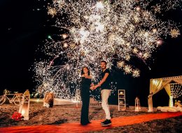 Havai Fişek Gösterisi havai fisek gosterisi 18 İzmir Organizasyon Havai fişek gösterisi ile özel gecelerinizi daha gösterişli hale getirmek isterseniz İzmir Organizasyon firmamıza ulaşabilirsiniz. Açılış organizasyonu, temel atma töreni, düğün organizasyonu, sünnet organizasyonu, doğum günü organizasyonu, konser, belediye festivalleri, şenlik organizasyonu, mezuniyet ve özel gecelerin vazgeçilmezidir. Davetlilerin unutulmaz anlar yaşayabilmelerini sağlayacak etkileri ile havai fişek gösterileri oldukça sık şekilde tercih ediliyor. Havai fişeklerin kırmızı, turuncu, sarı, yeşil, mavi, mor, gümüş olarak bir çok rengi mevcuttur. Havai fişek gösterilerimiz konusunda uzman ve ateşleyici yeterlilik belgesine sahip profesyonel ekibimiz ile uzaktan kumandalı sistemler eşliğinde gerçekleştirilir. Alanında uzman arkadaşlarımız gösteri öncesi alanda keşif yapıp ona göre havai fişeği kendileri patlatırlar. Havai fişek satışımız yoktur. Çünkü sadece atış ruhsatı olanlar atabilirler. Gösteriyi de atış ruhsatına sahip olan arkadaşlarımız yapar. Ruhsatı olmayan kişi ve kuruluşların atış yapması tehlikeli ve yasaktır. Toplum sağlığı, çevre kirliliği ve güvenlik gereği atışı uzmanı kişin yapması en doğru olandır. Havai Fişek Gösterisi