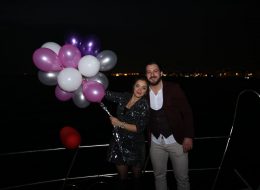 Havai Fişek Gösterisi ile Evlenme Teklifi Organizasyonu havai fisek gosterisi ile evlenme teklifi organizasyonu 1 İzmir Organizasyon Havai Fişek Gösterisi ile Evlenme Teklifi Organizasyonu; renkli patlamaklıklarla etrafa ışık saçan ve efsane bir geleneğe imzasını atan bir eğlenceliktir. Havaların soğumasıyla ve yağmurların kendini belli ettiği Aralık ayının sonlarındayız. Deniz durgun ama gizemli. Rüzgar hemen kendini göstermek ister gibi sinsice beklemekte. Mutluluk Teknesi’nde bir evlenme teklifi organizasyona daha karar verdik. İzmir'de ikamet eden Oğuz bey evlilik hazırlıkları yapmak üzere İzmir’e sadece iki günlüğüne gelecek olan kız arkadaşı Zarife hanım için harika bir evlenme teklifi organizasyonu yapmak istemiş.şirketimize ulaşmış kız arkadaşı Zarife hanım için kusursuz ve sürpriz bir evlenme teklifi organizasyonu yapmak istediğini belirtmişti. Bizlerle iletişime geçtiği günün ertesinde evlenme teklifi organizasyonunu bizlerle yapmak istediğine karar veren Oğuz beyi ofisimize davet ettik. Çok kısıtlı bir zamanı olan Oğuz bey telefondan kendisini yönlendirmemizi rica etti. Oğuz bey Zarife hanımın nelerden hoşlandığını telefonda uzun uzun anlattı. Bizler de kendisine daha önceden gerçekleştirmiş olduğumuz evlenme teklifi organizasyonlarımızdan birkaçını video kliplerle anlatmaya ve detaylandırmaya başladık. Özellikle kapalı mekan seçmeye çalıştık çünkü yağmurların ardı arkası kesilmiyordu son günlerde. Havai Fişek Gösterisi ile Evlenme Teklifi Organizasyonu