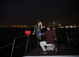 Havai Fişek Gösterisi ile Evlenme Teklifi Organizasyonu havai fisek gosterisi ile evlenme teklifi organizasyonu 2 İzmir Organizasyon Havai Fişek Gösterisi ile Evlenme Teklifi Organizasyonu; renkli patlamaklıklarla etrafa ışık saçan ve efsane bir geleneğe imzasını atan bir eğlenceliktir. Havaların soğumasıyla ve yağmurların kendini belli ettiği Aralık ayının sonlarındayız. Deniz durgun ama gizemli. Rüzgar hemen kendini göstermek ister gibi sinsice beklemekte. Mutluluk Teknesi’nde bir evlenme teklifi organizasyona daha karar verdik. İzmir'de ikamet eden Oğuz bey evlilik hazırlıkları yapmak üzere İzmir’e sadece iki günlüğüne gelecek olan kız arkadaşı Zarife hanım için harika bir evlenme teklifi organizasyonu yapmak istemiş.şirketimize ulaşmış kız arkadaşı Zarife hanım için kusursuz ve sürpriz bir evlenme teklifi organizasyonu yapmak istediğini belirtmişti. Bizlerle iletişime geçtiği günün ertesinde evlenme teklifi organizasyonunu bizlerle yapmak istediğine karar veren Oğuz beyi ofisimize davet ettik. Çok kısıtlı bir zamanı olan Oğuz bey telefondan kendisini yönlendirmemizi rica etti. Oğuz bey Zarife hanımın nelerden hoşlandığını telefonda uzun uzun anlattı. Bizler de kendisine daha önceden gerçekleştirmiş olduğumuz evlenme teklifi organizasyonlarımızdan birkaçını video kliplerle anlatmaya ve detaylandırmaya başladık. Özellikle kapalı mekan seçmeye çalıştık çünkü yağmurların ardı arkası kesilmiyordu son günlerde. Havai Fişek Gösterisi ile Evlenme Teklifi Organizasyonu