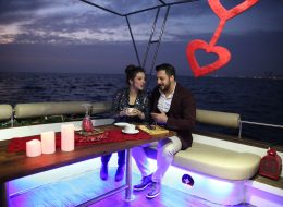 Havai Fişek Gösterisi ile Evlenme Teklifi Organizasyonu havai fisek gosterisi ile evlenme teklifi organizasyonu İzmir Organizasyon Havai Fişek Gösterisi ile Evlenme Teklifi Organizasyonu; renkli patlamaklıklarla etrafa ışık saçan ve efsane bir geleneğe imzasını atan bir eğlenceliktir. Havaların soğumasıyla ve yağmurların kendini belli ettiği Aralık ayının sonlarındayız. Deniz durgun ama gizemli. Rüzgar hemen kendini göstermek ister gibi sinsice beklemekte. Mutluluk Teknesi’nde bir evlenme teklifi organizasyona daha karar verdik. İzmir'de ikamet eden Oğuz bey evlilik hazırlıkları yapmak üzere İzmir’e sadece iki günlüğüne gelecek olan kız arkadaşı Zarife hanım için harika bir evlenme teklifi organizasyonu yapmak istemiş.şirketimize ulaşmış kız arkadaşı Zarife hanım için kusursuz ve sürpriz bir evlenme teklifi organizasyonu yapmak istediğini belirtmişti. Bizlerle iletişime geçtiği günün ertesinde evlenme teklifi organizasyonunu bizlerle yapmak istediğine karar veren Oğuz beyi ofisimize davet ettik. Çok kısıtlı bir zamanı olan Oğuz bey telefondan kendisini yönlendirmemizi rica etti. Oğuz bey Zarife hanımın nelerden hoşlandığını telefonda uzun uzun anlattı. Bizler de kendisine daha önceden gerçekleştirmiş olduğumuz evlenme teklifi organizasyonlarımızdan birkaçını video kliplerle anlatmaya ve detaylandırmaya başladık. Özellikle kapalı mekan seçmeye çalıştık çünkü yağmurların ardı arkası kesilmiyordu son günlerde. Havai Fişek Gösterisi ile Evlenme Teklifi Organizasyonu