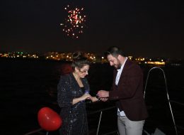 Havai Fişek Gösterisi ile Evlenme Teklifi Organizasyonu havai fisek gosterisi ile evlenme teklifi organizasyonu 3 İzmir Organizasyon Havai Fişek Gösterisi ile Evlenme Teklifi Organizasyonu; renkli patlamaklıklarla etrafa ışık saçan ve efsane bir geleneğe imzasını atan bir eğlenceliktir. Havaların soğumasıyla ve yağmurların kendini belli ettiği Aralık ayının sonlarındayız. Deniz durgun ama gizemli. Rüzgar hemen kendini göstermek ister gibi sinsice beklemekte. Mutluluk Teknesi’nde bir evlenme teklifi organizasyona daha karar verdik. İzmir'de ikamet eden Oğuz bey evlilik hazırlıkları yapmak üzere İzmir’e sadece iki günlüğüne gelecek olan kız arkadaşı Zarife hanım için harika bir evlenme teklifi organizasyonu yapmak istemiş.şirketimize ulaşmış kız arkadaşı Zarife hanım için kusursuz ve sürpriz bir evlenme teklifi organizasyonu yapmak istediğini belirtmişti. Bizlerle iletişime geçtiği günün ertesinde evlenme teklifi organizasyonunu bizlerle yapmak istediğine karar veren Oğuz beyi ofisimize davet ettik. Çok kısıtlı bir zamanı olan Oğuz bey telefondan kendisini yönlendirmemizi rica etti. Oğuz bey Zarife hanımın nelerden hoşlandığını telefonda uzun uzun anlattı. Bizler de kendisine daha önceden gerçekleştirmiş olduğumuz evlenme teklifi organizasyonlarımızdan birkaçını video kliplerle anlatmaya ve detaylandırmaya başladık. Özellikle kapalı mekan seçmeye çalıştık çünkü yağmurların ardı arkası kesilmiyordu son günlerde. Havai Fişek Gösterisi ile Evlenme Teklifi Organizasyonu