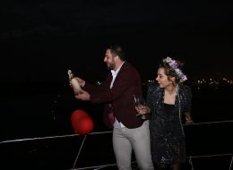 Havai Fişek Gösterisi ile Evlenme Teklifi Organizasyonu havai fisek gosterisi ile evlenme teklifi organizasyonu 5 İzmir Organizasyon Havai Fişek Gösterisi ile Evlenme Teklifi Organizasyonu; renkli patlamaklıklarla etrafa ışık saçan ve efsane bir geleneğe imzasını atan bir eğlenceliktir. Havaların soğumasıyla ve yağmurların kendini belli ettiği Aralık ayının sonlarındayız. Deniz durgun ama gizemli. Rüzgar hemen kendini göstermek ister gibi sinsice beklemekte. Mutluluk Teknesi’nde bir evlenme teklifi organizasyona daha karar verdik. İzmir'de ikamet eden Oğuz bey evlilik hazırlıkları yapmak üzere İzmir’e sadece iki günlüğüne gelecek olan kız arkadaşı Zarife hanım için harika bir evlenme teklifi organizasyonu yapmak istemiş.şirketimize ulaşmış kız arkadaşı Zarife hanım için kusursuz ve sürpriz bir evlenme teklifi organizasyonu yapmak istediğini belirtmişti. Bizlerle iletişime geçtiği günün ertesinde evlenme teklifi organizasyonunu bizlerle yapmak istediğine karar veren Oğuz beyi ofisimize davet ettik. Çok kısıtlı bir zamanı olan Oğuz bey telefondan kendisini yönlendirmemizi rica etti. Oğuz bey Zarife hanımın nelerden hoşlandığını telefonda uzun uzun anlattı. Bizler de kendisine daha önceden gerçekleştirmiş olduğumuz evlenme teklifi organizasyonlarımızdan birkaçını video kliplerle anlatmaya ve detaylandırmaya başladık. Özellikle kapalı mekan seçmeye çalıştık çünkü yağmurların ardı arkası kesilmiyordu son günlerde. Havai Fişek Gösterisi ile Evlenme Teklifi Organizasyonu