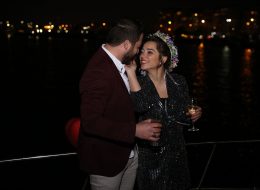 Havai Fişek Gösterisi ile Evlenme Teklifi Organizasyonu havai fisek gosterisi ile evlenme teklifi organizasyonu 6 İzmir Organizasyon Havai Fişek Gösterisi ile Evlenme Teklifi Organizasyonu; renkli patlamaklıklarla etrafa ışık saçan ve efsane bir geleneğe imzasını atan bir eğlenceliktir. Havaların soğumasıyla ve yağmurların kendini belli ettiği Aralık ayının sonlarındayız. Deniz durgun ama gizemli. Rüzgar hemen kendini göstermek ister gibi sinsice beklemekte. Mutluluk Teknesi’nde bir evlenme teklifi organizasyona daha karar verdik. İzmir'de ikamet eden Oğuz bey evlilik hazırlıkları yapmak üzere İzmir’e sadece iki günlüğüne gelecek olan kız arkadaşı Zarife hanım için harika bir evlenme teklifi organizasyonu yapmak istemiş.şirketimize ulaşmış kız arkadaşı Zarife hanım için kusursuz ve sürpriz bir evlenme teklifi organizasyonu yapmak istediğini belirtmişti. Bizlerle iletişime geçtiği günün ertesinde evlenme teklifi organizasyonunu bizlerle yapmak istediğine karar veren Oğuz beyi ofisimize davet ettik. Çok kısıtlı bir zamanı olan Oğuz bey telefondan kendisini yönlendirmemizi rica etti. Oğuz bey Zarife hanımın nelerden hoşlandığını telefonda uzun uzun anlattı. Bizler de kendisine daha önceden gerçekleştirmiş olduğumuz evlenme teklifi organizasyonlarımızdan birkaçını video kliplerle anlatmaya ve detaylandırmaya başladık. Özellikle kapalı mekan seçmeye çalıştık çünkü yağmurların ardı arkası kesilmiyordu son günlerde. Havai Fişek Gösterisi ile Evlenme Teklifi Organizasyonu