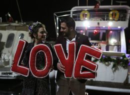 Havai Fişek Gösterisi ile Evlenme Teklifi Organizasyonu havai fisek gosterisi ile evlenme teklifi organizasyonu 7 İzmir Organizasyon Havai Fişek Gösterisi ile Evlenme Teklifi Organizasyonu; renkli patlamaklıklarla etrafa ışık saçan ve efsane bir geleneğe imzasını atan bir eğlenceliktir. Havaların soğumasıyla ve yağmurların kendini belli ettiği Aralık ayının sonlarındayız. Deniz durgun ama gizemli. Rüzgar hemen kendini göstermek ister gibi sinsice beklemekte. Mutluluk Teknesi’nde bir evlenme teklifi organizasyona daha karar verdik. İzmir'de ikamet eden Oğuz bey evlilik hazırlıkları yapmak üzere İzmir’e sadece iki günlüğüne gelecek olan kız arkadaşı Zarife hanım için harika bir evlenme teklifi organizasyonu yapmak istemiş.şirketimize ulaşmış kız arkadaşı Zarife hanım için kusursuz ve sürpriz bir evlenme teklifi organizasyonu yapmak istediğini belirtmişti. Bizlerle iletişime geçtiği günün ertesinde evlenme teklifi organizasyonunu bizlerle yapmak istediğine karar veren Oğuz beyi ofisimize davet ettik. Çok kısıtlı bir zamanı olan Oğuz bey telefondan kendisini yönlendirmemizi rica etti. Oğuz bey Zarife hanımın nelerden hoşlandığını telefonda uzun uzun anlattı. Bizler de kendisine daha önceden gerçekleştirmiş olduğumuz evlenme teklifi organizasyonlarımızdan birkaçını video kliplerle anlatmaya ve detaylandırmaya başladık. Özellikle kapalı mekan seçmeye çalıştık çünkü yağmurların ardı arkası kesilmiyordu son günlerde. Havai Fişek Gösterisi ile Evlenme Teklifi Organizasyonu