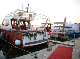 Havai Fişek Gösterisi ile Evlenme Teklifi Organizasyonu havai fisek gosterisi ile evlenme teklifi organizasyonu 8 İzmir Organizasyon Havai Fişek Gösterisi ile Evlenme Teklifi Organizasyonu; renkli patlamaklıklarla etrafa ışık saçan ve efsane bir geleneğe imzasını atan bir eğlenceliktir. Havaların soğumasıyla ve yağmurların kendini belli ettiği Aralık ayının sonlarındayız. Deniz durgun ama gizemli. Rüzgar hemen kendini göstermek ister gibi sinsice beklemekte. Mutluluk Teknesi’nde bir evlenme teklifi organizasyona daha karar verdik. İzmir'de ikamet eden Oğuz bey evlilik hazırlıkları yapmak üzere İzmir’e sadece iki günlüğüne gelecek olan kız arkadaşı Zarife hanım için harika bir evlenme teklifi organizasyonu yapmak istemiş.şirketimize ulaşmış kız arkadaşı Zarife hanım için kusursuz ve sürpriz bir evlenme teklifi organizasyonu yapmak istediğini belirtmişti. Bizlerle iletişime geçtiği günün ertesinde evlenme teklifi organizasyonunu bizlerle yapmak istediğine karar veren Oğuz beyi ofisimize davet ettik. Çok kısıtlı bir zamanı olan Oğuz bey telefondan kendisini yönlendirmemizi rica etti. Oğuz bey Zarife hanımın nelerden hoşlandığını telefonda uzun uzun anlattı. Bizler de kendisine daha önceden gerçekleştirmiş olduğumuz evlenme teklifi organizasyonlarımızdan birkaçını video kliplerle anlatmaya ve detaylandırmaya başladık. Özellikle kapalı mekan seçmeye çalıştık çünkü yağmurların ardı arkası kesilmiyordu son günlerde. Havai Fişek Gösterisi ile Evlenme Teklifi Organizasyonu