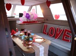 Havai Fişek Gösterisi ile Evlenme Teklifi Organizasyonu havai fisek gosterisi ile evlenme teklifi organizasyonu 9 İzmir Organizasyon Havai Fişek Gösterisi ile Evlenme Teklifi Organizasyonu; renkli patlamaklıklarla etrafa ışık saçan ve efsane bir geleneğe imzasını atan bir eğlenceliktir. Havaların soğumasıyla ve yağmurların kendini belli ettiği Aralık ayının sonlarındayız. Deniz durgun ama gizemli. Rüzgar hemen kendini göstermek ister gibi sinsice beklemekte. Mutluluk Teknesi’nde bir evlenme teklifi organizasyona daha karar verdik. İzmir'de ikamet eden Oğuz bey evlilik hazırlıkları yapmak üzere İzmir’e sadece iki günlüğüne gelecek olan kız arkadaşı Zarife hanım için harika bir evlenme teklifi organizasyonu yapmak istemiş.şirketimize ulaşmış kız arkadaşı Zarife hanım için kusursuz ve sürpriz bir evlenme teklifi organizasyonu yapmak istediğini belirtmişti. Bizlerle iletişime geçtiği günün ertesinde evlenme teklifi organizasyonunu bizlerle yapmak istediğine karar veren Oğuz beyi ofisimize davet ettik. Çok kısıtlı bir zamanı olan Oğuz bey telefondan kendisini yönlendirmemizi rica etti. Oğuz bey Zarife hanımın nelerden hoşlandığını telefonda uzun uzun anlattı. Bizler de kendisine daha önceden gerçekleştirmiş olduğumuz evlenme teklifi organizasyonlarımızdan birkaçını video kliplerle anlatmaya ve detaylandırmaya başladık. Özellikle kapalı mekan seçmeye çalıştık çünkü yağmurların ardı arkası kesilmiyordu son günlerde. Havai Fişek Gösterisi ile Evlenme Teklifi Organizasyonu