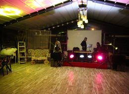 Işık Sistemi ve Robot Işık Kiralama isik sistemi ve robot isik kiralama 2 İzmir Organizasyon Işık sistemi ve robot ışık kiralama hizmetini, yalnızca İzmir’e değil, İzmir ve yakın çevresi başta olmak üzere, Ege Bölgesi ve tüm Türkiye’ye, her türlü organizasyonda temin ediyoruz. Kiralama hizmetiyle birlikte, nakliye ve kurulum hizmetleri de sağlayarak, organizasyonlarınıza teknik destek ve ekipman kiralama desteği sağlıyoruz. İzmir Işık Sistemleri Kiralama