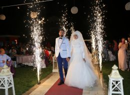 İslami Konseptli Düğün Organizasyonu islami konseptli dugun organizasyonu 6 İzmir Organizasyon İslami konseptli düğün organizasyonu, dini çizgilerin dışına çıkmadan usulüne uygun yapılan organizasyonlardır. Halk arasında basit içerikli bir düğün gibi algılanan aksine İslami konseptli düğün organizasyonu, klasik düğünlerden daha ayrıntılı bir organizasyondur. Çünkü dini gereklikleri uygularken bir taraftan da düğüne gelen davetlilerin sıkılmaması için özenli bir şekilde organize edilmelidir. Davetlilerin sıkılması demek hem düğününüzün buruk geçmesi hem de İslami konseptli düğün organizasyonu ve organizasyoların olumsuz algılanmasıdır. Çoğunluğu bayanlardan oluşan İzmir Organizasyon ekibi sizler için bütün ayrıntıları düşünerek sizlerin mutlu olacağı düğün organizasyonunu gerçekleştirmektedir. Ekibimiz sizin belirlediğiniz düğün alanına giderek gözlem yapar. Mekanın uygunluğuna göre size bir düğün planı oluşturur. Sizin istekleriniz doğrultusunda oluşturulan düğün planı ile düğün gününe kadar bütün hazırlıklar tamamlanır. İslami konseptli düğün organizasyonu ve düğün organizasyonları ile ilgili ayrıntılı bilgi almak için İzmir Organizasyon müşteri temsilcimize ulaşabilir ya da dugunorganizasyonu.com.tr adresimizi ziyaret edebilirsiniz. Kırmızı Halı ve Yer Volkanları Eşliğinde Düğün Organizasyonu İzmir