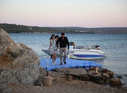 Issız Adada Evlilik Teklifi Organizasyonu issiz adada evlilik teklifi organizasyonu 1 İzmir Organizasyon Issız adada evlilik teklifi organizasyonu; başlıkta bahsetmiş olduğum ne Büyük Ada, ne Gökçe Ada ne de İğneli Ada… Bir insan ve üç obje sorusuna tanıklık etmiş ıssız bir ada. Yanlış yazmıyoruz; burada evlilik teklifini nasıl yapabildiniz sorularına çoğu kez şahit olup, hatta kendimize bile inanmayıp biz bunu nasıl yapabiliriz diye bile sorarken bulduk kendimizi. İzmir Organizasyon olarak yaptık ve de harikalar yarattık. İzmir’e oldukça yakın kilometre taşları olmayan mutlaka bir tekne yardımıyla gidilen bu sessizliğine terk edilen adada yaşam olmamasının sebebi ise çoğu zaman ada koşullarının insan yaşamına uygun özellikleri karşılayamaması olarak gösterir. Yetersiz coğrafi koşullar ya da bitki örtüsü nedeniyle bu adalarda yaşam sürdürmek imkansız. Filmlere, dizilere ve masallara pek çok kez konu olan bu gizemli adalar, günümüzde genellikle bilimsel araştırmalar için kullanılıyor. Ayrıca turizm amacı ile bazı ıssız adalara çeşitli keşif turları da düzenleniyor. Biz de kısa bir keşif yaptık. Çağan Bey bizi aylar önce telefonda aramış yazlıklarının karşısında bulunan çokta küçük olmayan ıssız bir adada, dört senedir birliktelikleri olan kız arkadaşı Çamay Hanıma evlilik teklifi organizasyonu yapmak istediğini belirtmişti. Issız Adada Evlilik Teklifi Organizasyonu Organizasyon Alanına Giriş