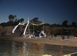 Issız Adada Evlilik Teklifi Organizasyonu issiz adada evlilik teklifi organizasyonu 15 İzmir Organizasyon Issız adada evlilik teklifi organizasyonu; başlıkta bahsetmiş olduğum ne Büyük Ada, ne Gökçe Ada ne de İğneli Ada… Bir insan ve üç obje sorusuna tanıklık etmiş ıssız bir ada. Yanlış yazmıyoruz; burada evlilik teklifini nasıl yapabildiniz sorularına çoğu kez şahit olup, hatta kendimize bile inanmayıp biz bunu nasıl yapabiliriz diye bile sorarken bulduk kendimizi. İzmir Organizasyon olarak yaptık ve de harikalar yarattık. İzmir’e oldukça yakın kilometre taşları olmayan mutlaka bir tekne yardımıyla gidilen bu sessizliğine terk edilen adada yaşam olmamasının sebebi ise çoğu zaman ada koşullarının insan yaşamına uygun özellikleri karşılayamaması olarak gösterir. Yetersiz coğrafi koşullar ya da bitki örtüsü nedeniyle bu adalarda yaşam sürdürmek imkansız. Filmlere, dizilere ve masallara pek çok kez konu olan bu gizemli adalar, günümüzde genellikle bilimsel araştırmalar için kullanılıyor. Ayrıca turizm amacı ile bazı ıssız adalara çeşitli keşif turları da düzenleniyor. Biz de kısa bir keşif yaptık. Çağan Bey bizi aylar önce telefonda aramış yazlıklarının karşısında bulunan çokta küçük olmayan ıssız bir adada, dört senedir birliktelikleri olan kız arkadaşı Çamay Hanıma evlilik teklifi organizasyonu yapmak istediğini belirtmişti. Plajda Arkadaşlarla Evlenme Teklifi Organizasyonu İzmir