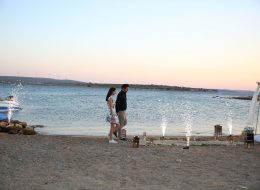 Issız Adada Evlilik Teklifi Organizasyonu issiz adada evlilik teklifi organizasyonu 2 İzmir Organizasyon Issız adada evlilik teklifi organizasyonu; başlıkta bahsetmiş olduğum ne Büyük Ada, ne Gökçe Ada ne de İğneli Ada… Bir insan ve üç obje sorusuna tanıklık etmiş ıssız bir ada. Yanlış yazmıyoruz; burada evlilik teklifini nasıl yapabildiniz sorularına çoğu kez şahit olup, hatta kendimize bile inanmayıp biz bunu nasıl yapabiliriz diye bile sorarken bulduk kendimizi. İzmir Organizasyon olarak yaptık ve de harikalar yarattık. İzmir’e oldukça yakın kilometre taşları olmayan mutlaka bir tekne yardımıyla gidilen bu sessizliğine terk edilen adada yaşam olmamasının sebebi ise çoğu zaman ada koşullarının insan yaşamına uygun özellikleri karşılayamaması olarak gösterir. Yetersiz coğrafi koşullar ya da bitki örtüsü nedeniyle bu adalarda yaşam sürdürmek imkansız. Filmlere, dizilere ve masallara pek çok kez konu olan bu gizemli adalar, günümüzde genellikle bilimsel araştırmalar için kullanılıyor. Ayrıca turizm amacı ile bazı ıssız adalara çeşitli keşif turları da düzenleniyor. Biz de kısa bir keşif yaptık. Çağan Bey bizi aylar önce telefonda aramış yazlıklarının karşısında bulunan çokta küçük olmayan ıssız bir adada, dört senedir birliktelikleri olan kız arkadaşı Çamay Hanıma evlilik teklifi organizasyonu yapmak istediğini belirtmişti. Denizci Fenerleri ve Yer Volkanları Eşliğinde Evlilik Teklifi Organizasyonu Çeşme