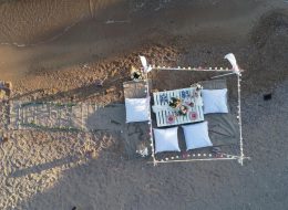 Issız Adada Evlilik Teklifi Organizasyonu issiz adada evlilik teklifi organizasyonu 26 İzmir Organizasyon Issız adada evlilik teklifi organizasyonu; başlıkta bahsetmiş olduğum ne Büyük Ada, ne Gökçe Ada ne de İğneli Ada… Bir insan ve üç obje sorusuna tanıklık etmiş ıssız bir ada. Yanlış yazmıyoruz; burada evlilik teklifini nasıl yapabildiniz sorularına çoğu kez şahit olup, hatta kendimize bile inanmayıp biz bunu nasıl yapabiliriz diye bile sorarken bulduk kendimizi. İzmir Organizasyon olarak yaptık ve de harikalar yarattık. İzmir’e oldukça yakın kilometre taşları olmayan mutlaka bir tekne yardımıyla gidilen bu sessizliğine terk edilen adada yaşam olmamasının sebebi ise çoğu zaman ada koşullarının insan yaşamına uygun özellikleri karşılayamaması olarak gösterir. Yetersiz coğrafi koşullar ya da bitki örtüsü nedeniyle bu adalarda yaşam sürdürmek imkansız. Filmlere, dizilere ve masallara pek çok kez konu olan bu gizemli adalar, günümüzde genellikle bilimsel araştırmalar için kullanılıyor. Ayrıca turizm amacı ile bazı ıssız adalara çeşitli keşif turları da düzenleniyor. Biz de kısa bir keşif yaptık. Çağan Bey bizi aylar önce telefonda aramış yazlıklarının karşısında bulunan çokta küçük olmayan ıssız bir adada, dört senedir birliktelikleri olan kız arkadaşı Çamay Hanıma evlilik teklifi organizasyonu yapmak istediğini belirtmişti. Papatyalar ve Yer Volkanlarıyla Hazırlanan Yürüyüş Yolu ve Kargı Dekor