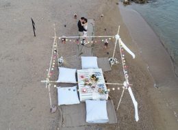 Issız Adada Evlilik Teklifi Organizasyonu issiz adada evlilik teklifi organizasyonu 29 İzmir Organizasyon Issız adada evlilik teklifi organizasyonu; başlıkta bahsetmiş olduğum ne Büyük Ada, ne Gökçe Ada ne de İğneli Ada… Bir insan ve üç obje sorusuna tanıklık etmiş ıssız bir ada. Yanlış yazmıyoruz; burada evlilik teklifini nasıl yapabildiniz sorularına çoğu kez şahit olup, hatta kendimize bile inanmayıp biz bunu nasıl yapabiliriz diye bile sorarken bulduk kendimizi. İzmir Organizasyon olarak yaptık ve de harikalar yarattık. İzmir’e oldukça yakın kilometre taşları olmayan mutlaka bir tekne yardımıyla gidilen bu sessizliğine terk edilen adada yaşam olmamasının sebebi ise çoğu zaman ada koşullarının insan yaşamına uygun özellikleri karşılayamaması olarak gösterir. Yetersiz coğrafi koşullar ya da bitki örtüsü nedeniyle bu adalarda yaşam sürdürmek imkansız. Filmlere, dizilere ve masallara pek çok kez konu olan bu gizemli adalar, günümüzde genellikle bilimsel araştırmalar için kullanılıyor. Ayrıca turizm amacı ile bazı ıssız adalara çeşitli keşif turları da düzenleniyor. Biz de kısa bir keşif yaptık. Çağan Bey bizi aylar önce telefonda aramış yazlıklarının karşısında bulunan çokta küçük olmayan ıssız bir adada, dört senedir birliktelikleri olan kız arkadaşı Çamay Hanıma evlilik teklifi organizasyonu yapmak istediğini belirtmişti. Romantik Evlilik Teklifi Organizasyonu Çeşme