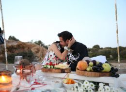 Issız Adada Evlilik Teklifi Organizasyonu issiz adada evlilik teklifi organizasyonu 9 İzmir Organizasyon Issız adada evlilik teklifi organizasyonu; başlıkta bahsetmiş olduğum ne Büyük Ada, ne Gökçe Ada ne de İğneli Ada… Bir insan ve üç obje sorusuna tanıklık etmiş ıssız bir ada. Yanlış yazmıyoruz; burada evlilik teklifini nasıl yapabildiniz sorularına çoğu kez şahit olup, hatta kendimize bile inanmayıp biz bunu nasıl yapabiliriz diye bile sorarken bulduk kendimizi. İzmir Organizasyon olarak yaptık ve de harikalar yarattık. İzmir’e oldukça yakın kilometre taşları olmayan mutlaka bir tekne yardımıyla gidilen bu sessizliğine terk edilen adada yaşam olmamasının sebebi ise çoğu zaman ada koşullarının insan yaşamına uygun özellikleri karşılayamaması olarak gösterir. Yetersiz coğrafi koşullar ya da bitki örtüsü nedeniyle bu adalarda yaşam sürdürmek imkansız. Filmlere, dizilere ve masallara pek çok kez konu olan bu gizemli adalar, günümüzde genellikle bilimsel araştırmalar için kullanılıyor. Ayrıca turizm amacı ile bazı ıssız adalara çeşitli keşif turları da düzenleniyor. Biz de kısa bir keşif yaptık. Çağan Bey bizi aylar önce telefonda aramış yazlıklarının karşısında bulunan çokta küçük olmayan ıssız bir adada, dört senedir birliktelikleri olan kız arkadaşı Çamay Hanıma evlilik teklifi organizasyonu yapmak istediğini belirtmişti. Sahilde Evlilik Teklifi Organizasyonu Dekoratif Ürünlerle Süsleme