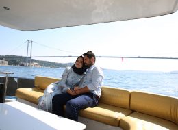 İstanbul Boğazında Evlilik Yıl Dönümü Organizasyonu istanbul bogazinda evlilik yil donumu organizasyonu 10 İzmir Organizasyon İstanbul Boğazı'nda evlilik yıl dönümü organizasyonu; bırakın eşiniz en önemli gününüz olan evlilik yıl dönümünü unuttuğunuzu sansın. Siz oldukça hoş bir sürpriz yapıp hatırlanmanın ötekisine geçip eşinizi sevinçten uçurabilirsiniz. İsterse 50. yıl olsun isterse evliliğinizin ilk yıl dönümü hatırlanmak her zaman çok güzeldir. Evlilik yıl dönümlerinde seyahat etmek pek çok insana iyi gelir. Bulunduğunuz ortamı değiştirmek, araba kullanmak, uçağa binmek, kısacası uzaklara gitme hissi insanı rahatlamanın ötesine taşır. Çok çok önceden yapacağınız iyi bir plan birinci evlilik yıl dönümüzü unutulmaz kılabilir. Kış aylarında güzel bir dağ oteli, yaz aylarında şirin bir sahil kasabası, dingin bir yıl dönümü ve aşkınızın tazelenmesi için oldukça yeterlidir. Konaklayacağınız mekanda güzel bir akşam yemeği organize edebilir, ona vermeyi düşündüğünüz hediyeniz için romantik bir ortamı sabah kahvaltısından başlayarak eşinizi mutlu edebilirsiniz. Hasan bey de tam olarak her yıl eşine harika sürprizler hazırlamak amacıyla bizlere ulaşır ve değişik organizasyonlarla bizlerden iş birliği talebinde bulunur. Bu sene yapacağı evlilik yıl dönümü organizasyonunu zirveye taşımak ister gibi bizlerden değişik fikirler yaratmamızı rica etti eşi Fatma hanım için. İstanbul Boğazında Tekne ile Evlilik Yıl Dönümü Organizasyonu