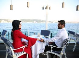 İstanbul Boğazında Evlilik Yıl Dönümü Organizasyonu istanbul bogazinda evlilik yil donumu organizasyonu 16 İzmir Organizasyon İstanbul Boğazı'nda evlilik yıl dönümü organizasyonu; bırakın eşiniz en önemli gününüz olan evlilik yıl dönümünü unuttuğunuzu sansın. Siz oldukça hoş bir sürpriz yapıp hatırlanmanın ötekisine geçip eşinizi sevinçten uçurabilirsiniz. İsterse 50. yıl olsun isterse evliliğinizin ilk yıl dönümü hatırlanmak her zaman çok güzeldir. Evlilik yıl dönümlerinde seyahat etmek pek çok insana iyi gelir. Bulunduğunuz ortamı değiştirmek, araba kullanmak, uçağa binmek, kısacası uzaklara gitme hissi insanı rahatlamanın ötesine taşır. Çok çok önceden yapacağınız iyi bir plan birinci evlilik yıl dönümüzü unutulmaz kılabilir. Kış aylarında güzel bir dağ oteli, yaz aylarında şirin bir sahil kasabası, dingin bir yıl dönümü ve aşkınızın tazelenmesi için oldukça yeterlidir. Konaklayacağınız mekanda güzel bir akşam yemeği organize edebilir, ona vermeyi düşündüğünüz hediyeniz için romantik bir ortamı sabah kahvaltısından başlayarak eşinizi mutlu edebilirsiniz. Hasan bey de tam olarak her yıl eşine harika sürprizler hazırlamak amacıyla bizlere ulaşır ve değişik organizasyonlarla bizlerden iş birliği talebinde bulunur. Bu sene yapacağı evlilik yıl dönümü organizasyonunu zirveye taşımak ister gibi bizlerden değişik fikirler yaratmamızı rica etti eşi Fatma hanım için. Çırağan Sarayında Yemek ve Evlilik Yıl Dönümü Organizasyonu